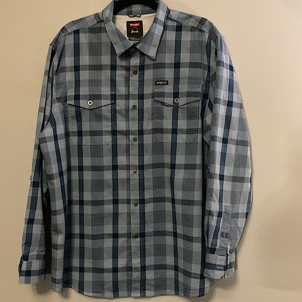 Men’s plaid Wrangler button up shirt